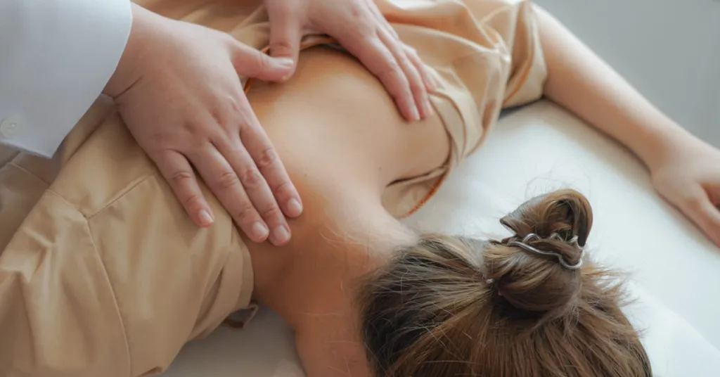 การบำบัดด้วยหัตถการโดยนักกายภาพ (Manual Therapy)